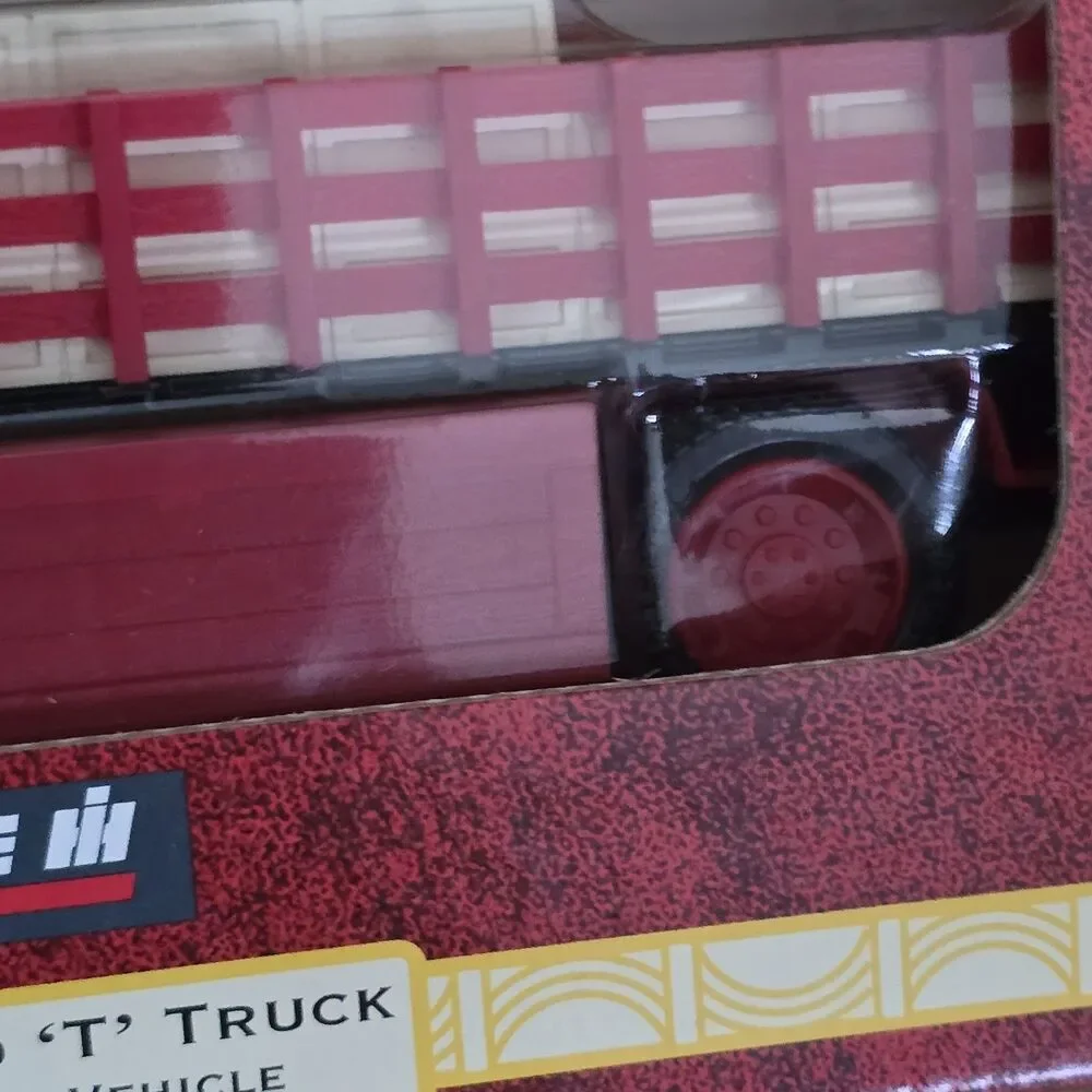 Ertl CASE 1930 Diamond ‘T’ Truck Die-Cast Metal Vehicle Coin Bank Red 1988